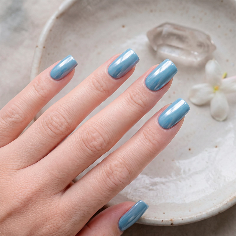 Стильный маникюр светло-серо-голубого цвета Baby blue на квадратную форму ногтей с жемчужным переливом